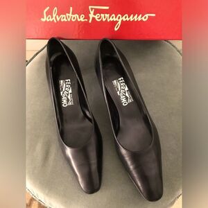 Salvatore Ferragamo Designer FILM Kid Nero Classic Black Leather Pumps Size 9AA